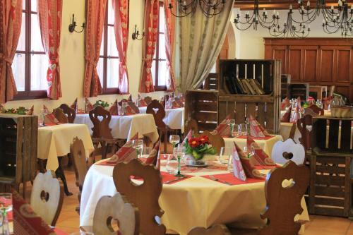 温格舍姆伊克姆赛阿尔萨斯酒店的一间用餐室,配有2张带白色桌布的桌子