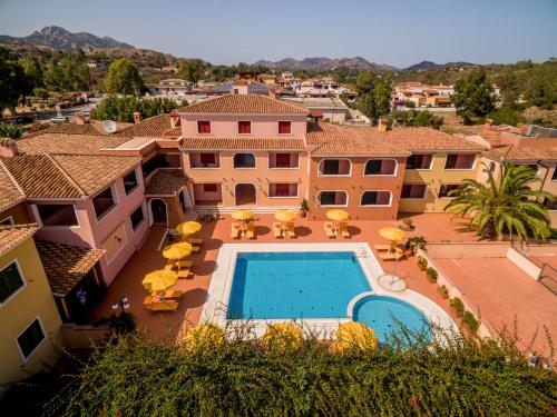 卡拉·利贝罗托Residence Sos Alinos的享有带游泳池的别墅的空中景致