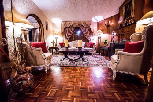 瓜达拉哈拉拉麦森德索酒店的客厅配有沙发和桌椅
