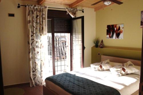 Lanaja卡萨埃尔阿尔吉贝别墅的卧室在窗户前配有一张床