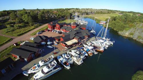 KökarBrudhäll Hotel & Restaurant的享有码头的空中景色,在水中划船