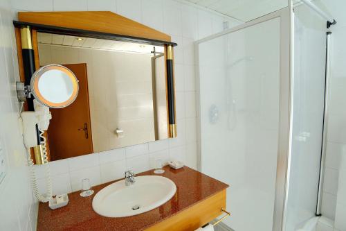 Elten德斯餐厅及酒店的一间带水槽和镜子的浴室