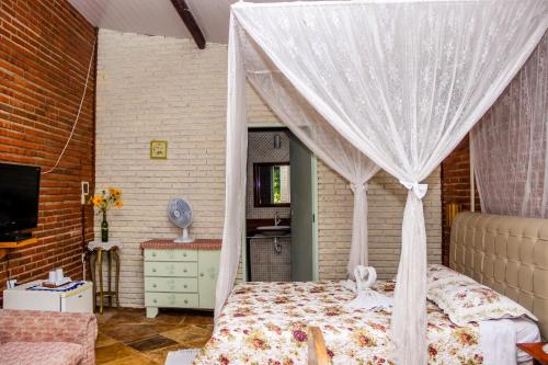 穆隆古La Dolce Vita的一间卧室配有一张带天蓬的床