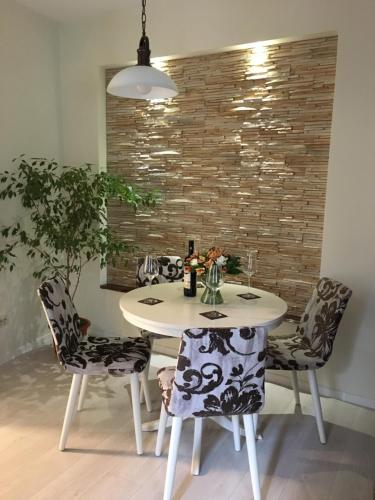 布拉索夫Poarta Ecaterina Residence的餐桌、椅子和白色桌子