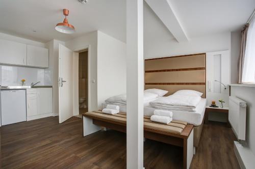 汉诺威INA Boutique 030 Hannover-City的一间白色卧室,配有床和厨房