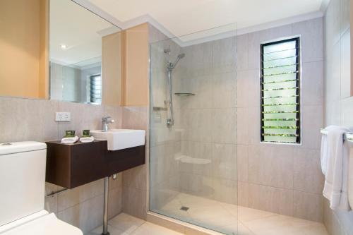 道格拉斯港Villa San Michele (Official)的带淋浴和盥洗盆的浴室