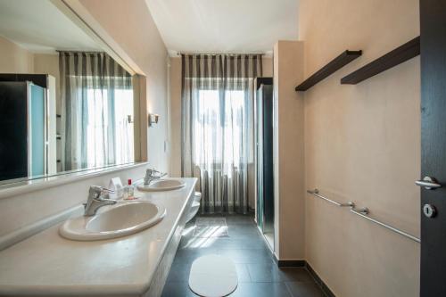 Villa Guardia卡萨福斯克罗公寓的一间带两个盥洗盆和大镜子的浴室