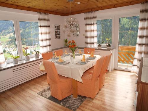滨湖费尔德Ferienwohnung Brennseeblick的一间带桌椅和窗户的用餐室