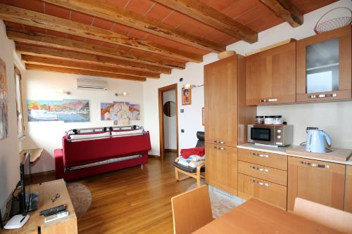 Apartments in Lezzeno Lake Como的厨房或小厨房