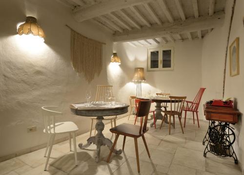 彼得拉桑塔Le camere di Sementis的用餐室配有桌椅和灯光