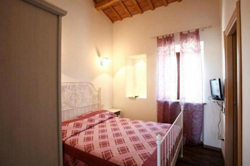 雷卡纳蒂港科尼若牧草酒店的一间卧室配有一张带红色毯子的床和窗户。