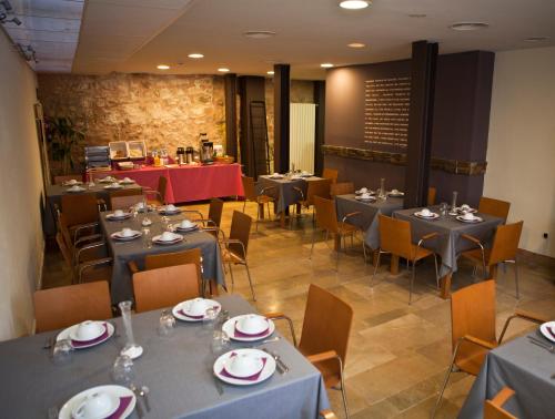 锡古恩萨豪斯派德里亚波塔科里酒店的餐厅内带桌椅的用餐室