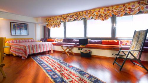 热那亚Elegante Monolocale Genova的客厅配有沙发和桌子