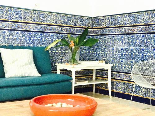 桑卢卡尔-德巴拉梅达卡萨波尔撒43民宿的客厅配有沙发和桌子
