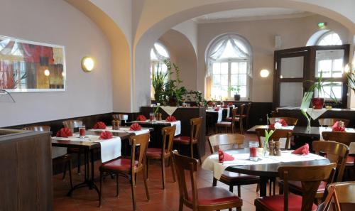 德伯尔恩霍夫德伯尔恩酒店的餐厅配有桌椅和红色餐巾