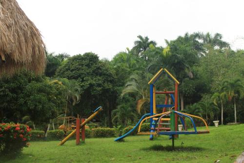 GuachacaEcoHostal Palmares Del Rio的公园里的一组操场设备