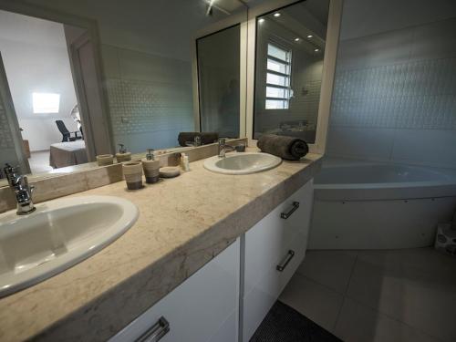 哥西尔Coton Doux front de mer的浴室设有2个水槽、浴缸和镜子