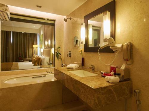 维沙卡帕特南The Gateway Hotel Beach Road Visakhapatnam的一间带水槽和大镜子的浴室