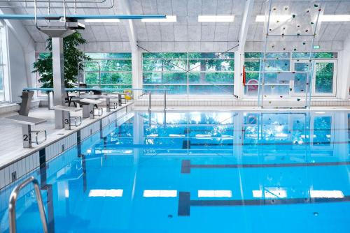 岑讷托德大宿舍酒店的蓝色海水大型游泳池