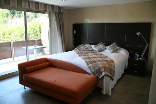 圣维森特-德蒙塔尔特蒙塔尔玛酒店的一间卧室配有一张床、一张沙发和一个窗口