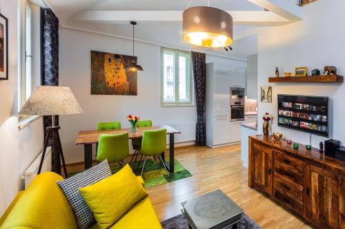 布拉格巴拉诺瓦公寓的客厅配有黄色的沙发和桌子