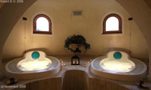 卡纳泽伊Garnì Val de Costa的带2扇窗户的客房内的2个盥洗池