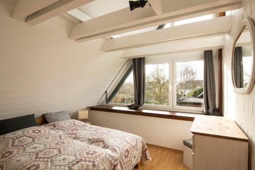 库克斯港Ferienwohnung Gilg的一间卧室设有一张床和一个大窗户