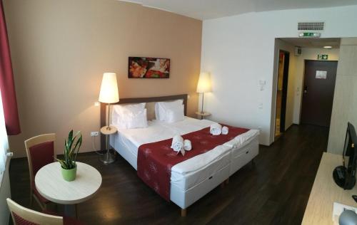 珍珠市Hotel Opal Superior - Adults Only的酒店客房设有一张大床和一张桌子。