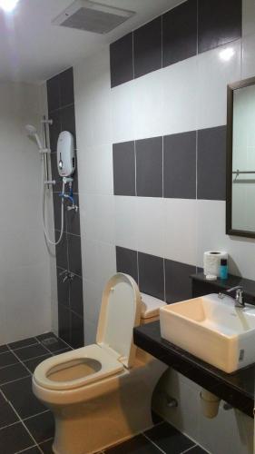 珍南海滩萨伊哈宾馆的一间带卫生间和水槽的浴室