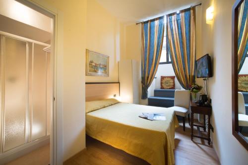 佛罗伦萨兰花住宿加早餐旅馆的卧室配有床、椅子和窗户。