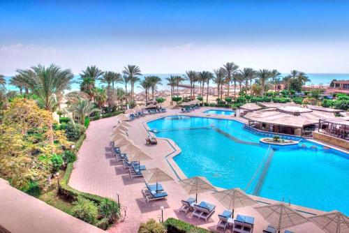 艾因苏赫纳Kefi Palmera Beach Resort El Sokhna - Family Only的享有度假村游泳池的空中景致