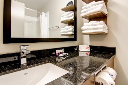 布鲁克斯卡纳塔布鲁克斯汽车旅馆的浴室配有盥洗盆、镜子和毛巾