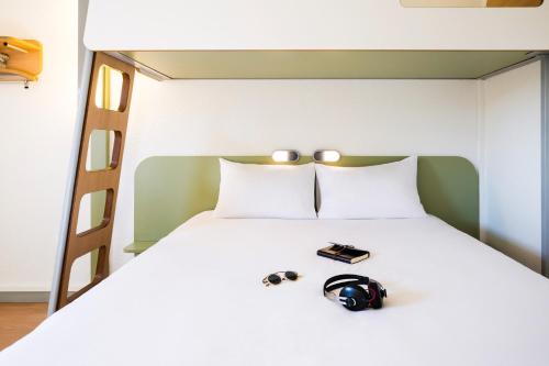 科洛米耶图卢科洛米耶宜必思快捷酒店的一间卧室配有一张带两张双层床的床铺。