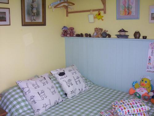 BramfieldThe Kings' House的一间儿童卧室,配有一张床和一个装满动物的架子