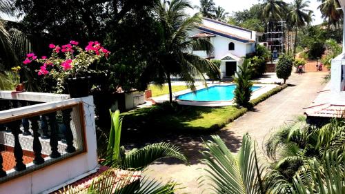 阿伯来GR Stays - Duplex 3bhk Villa With Pool Arpora I Baga Beach 5 mins的享有带游泳池的房子的景色