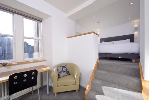 爱丁堡命运苏格兰 - 布劳顿圣阁楼公寓的带一张床的房间和带一间卧室的楼梯