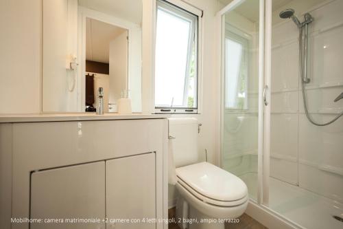 佩斯基耶拉德加达Camping Da Giovanni的白色的浴室设有卫生间和淋浴。
