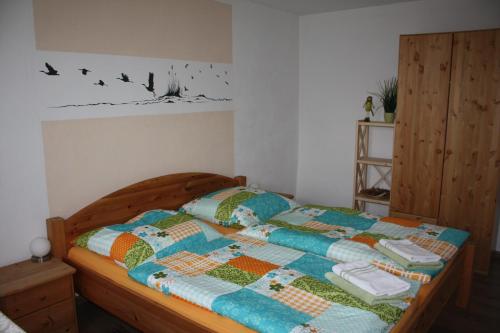 BrösaFerienwohnung Alte Brennerei的一间卧室配有床,床上装有被子