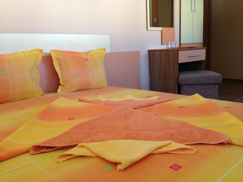 泰特文Guest House Lori的床上有橙色毯子