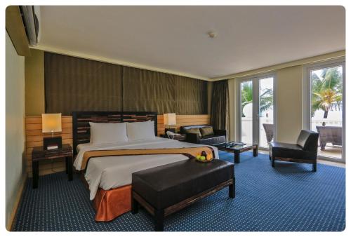 长滩岛长滩岛金沙酒店的酒店客房带一张大床和一把椅子