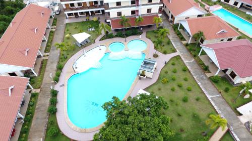邦劳Sunville Hotel and Restaurant的享有度假村游泳池的顶部景致