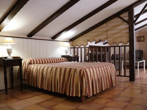 乌特雷拉Hotel Veracruz的一间卧室配有两张床和一张桌子及椅子
