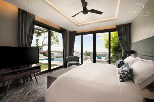 乌鲁瓦图Prasana by Arjani Resorts的卧室设有一张白色大床和大窗户