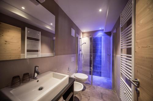 科瓦拉因巴迪亚蒙蒂帕里丁住宿加早餐公寓的浴室配有白色水槽和卫生间。