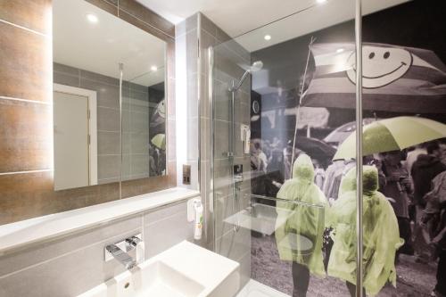 利兹市中心竞技场宜必思尚品酒店的一间浴室