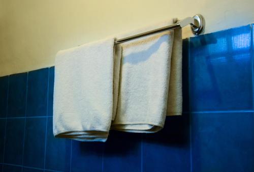 沙努尔小池塘民宿的浴室毛巾架上挂着两条毛巾