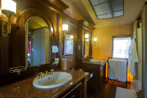 HandajegaKirawira Serena Camp的一间带水槽和镜子的浴室