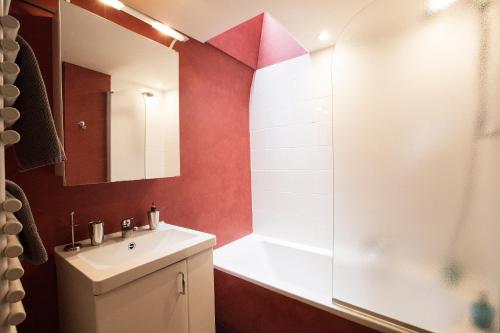 布鲁日安比恩泰客房公寓的浴室配有白色水槽和淋浴。