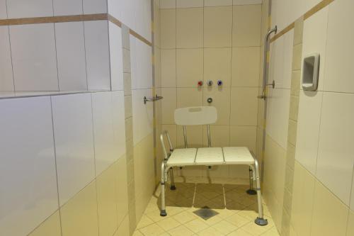 Bella Vista帕比隆餐厅酒店的浴室内配有淋浴和椅子