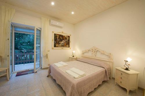 马丁纳弗兰卡La Cutizza B&B的一间卧室设有一张床和一个大窗户